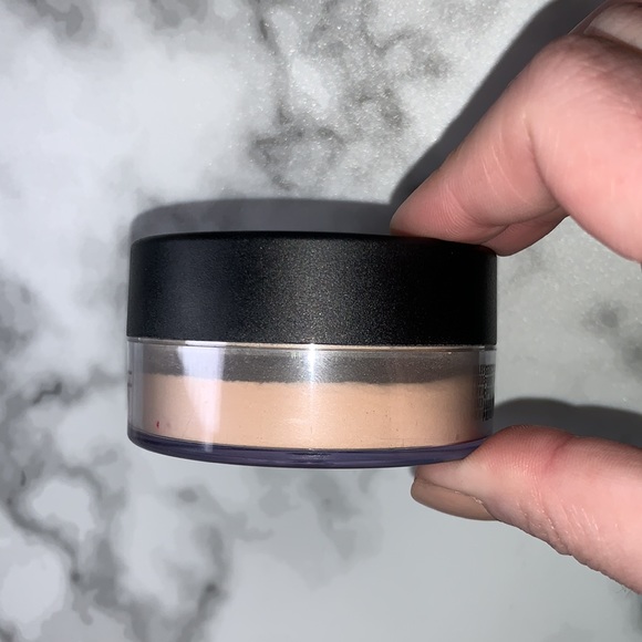 NC15 Select Sheer Loose Powder MAC Cosmetics - Picture 7 of 12